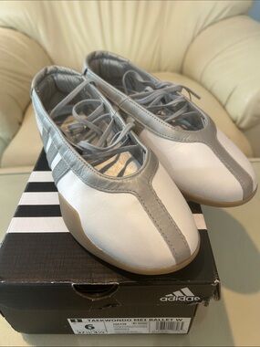 adidas Taekwondo White and Gray Women’s Ballet-Style Flats NWT size 6